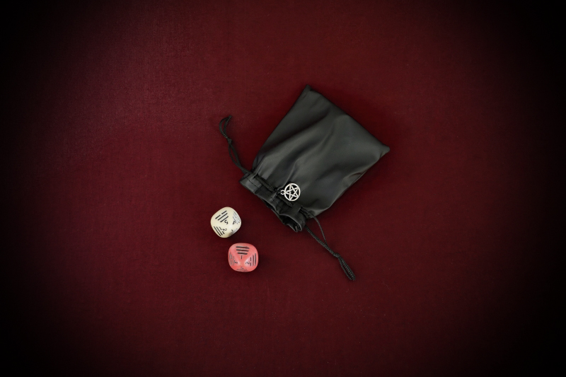 Divination_I-CHING-Dice+Book-web (1)-
