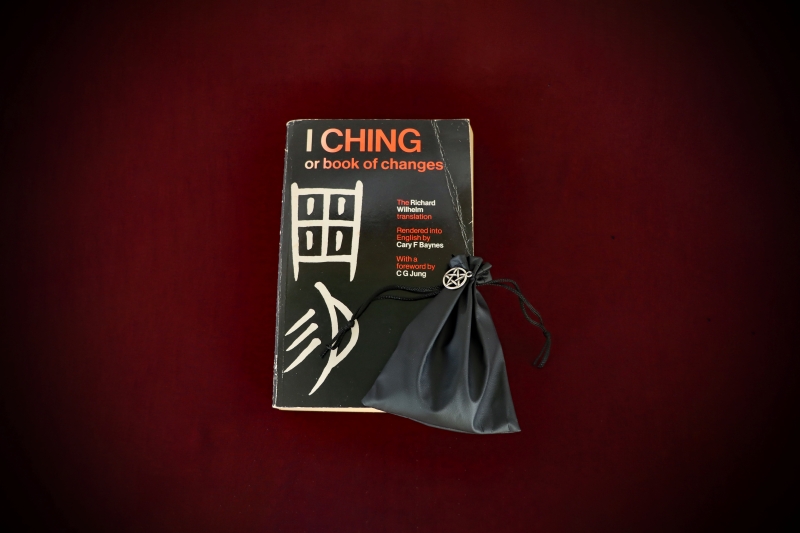 Divination_I-CHING-Dice+Book-web (2)