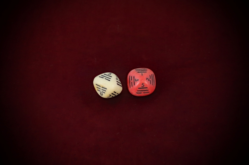 Divination_I-CHING-Dice+Book-web (8)