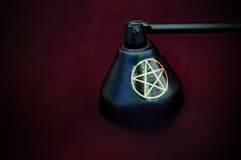Altar_Candle-Snuffer+Pentacle_Blk-Metal (2).2