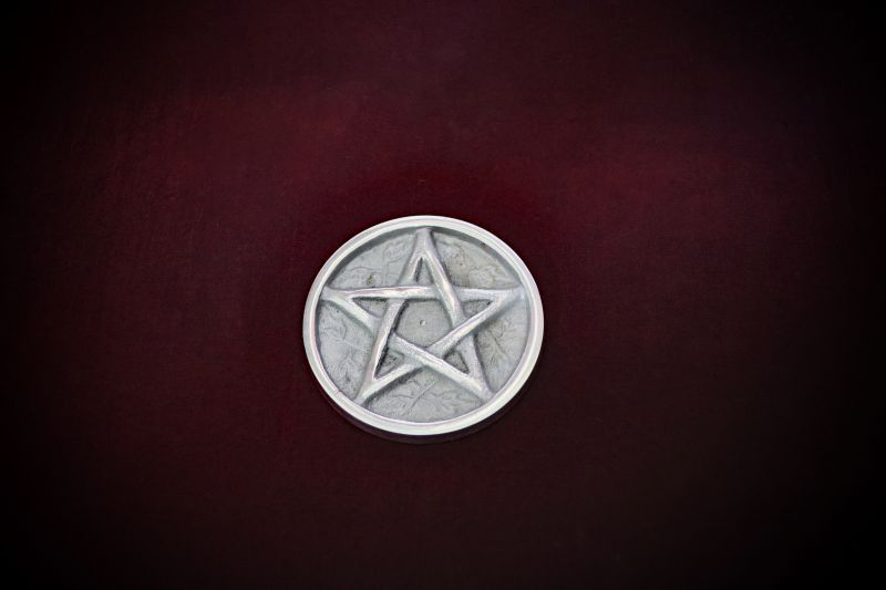Altar_Pentacle_Silver-Metal_Dia-9cm-web (1)