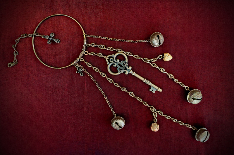 Altar_Witches-Bells_#8_Bronze-Cross-long-chain_Dia7cm (1).