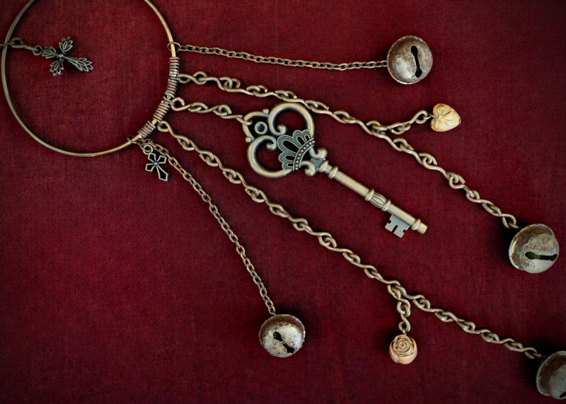 Altar_Witches-Bells_#8_Bronze-Cross-long-chain_Dia7cm (2).
