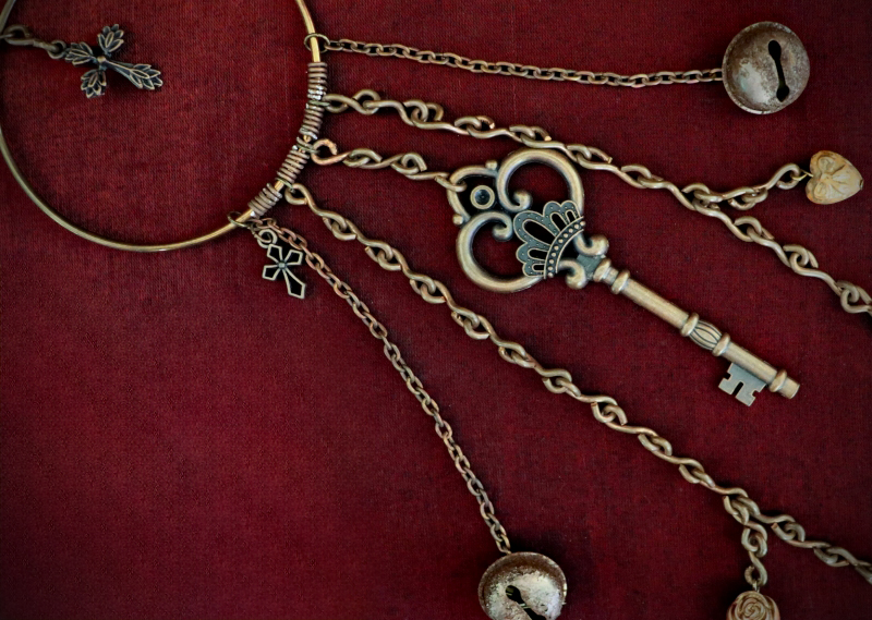 Altar_Witches-Bells_#8_Bronze-Cross-long-chain_Dia7cm (3).