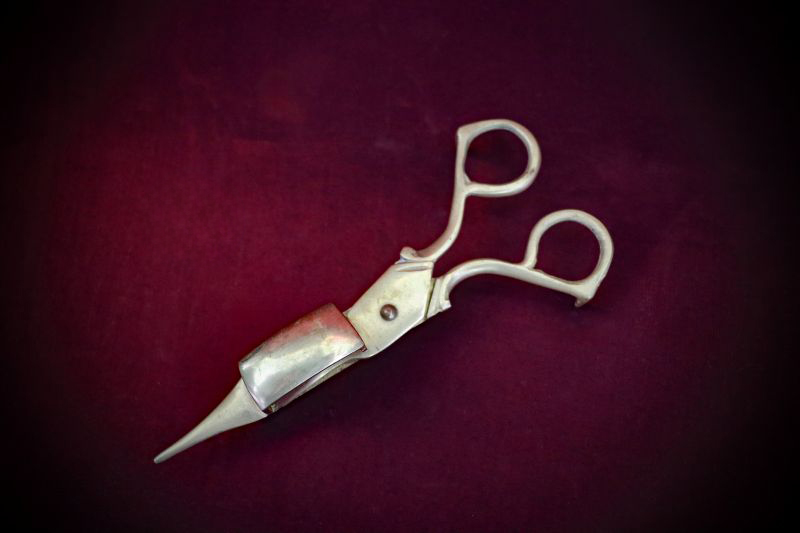 Altar_Candle-Trimmer+Snuffer#11-web (1)