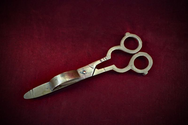 Altar_Candle-Trimmer+Snuffer#8-web (1)