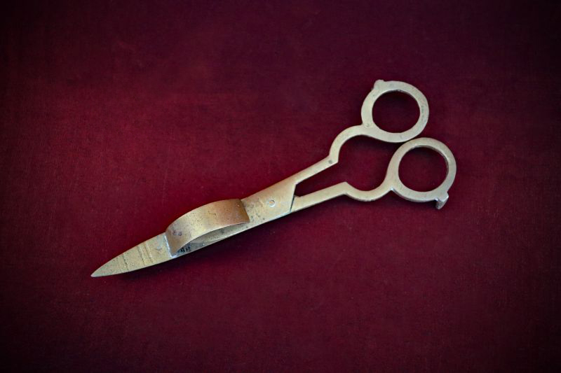 Altar_Candle-Trimmer+Snuffer#9-web (1)