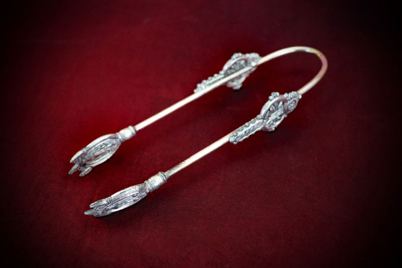 Altar_Tongs#4-Large-Lion-Claw-web (1)