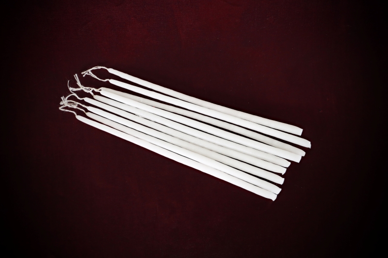 Altar_Candles_Lighting-Taper_White_H25cmx0.8cm-web (4)