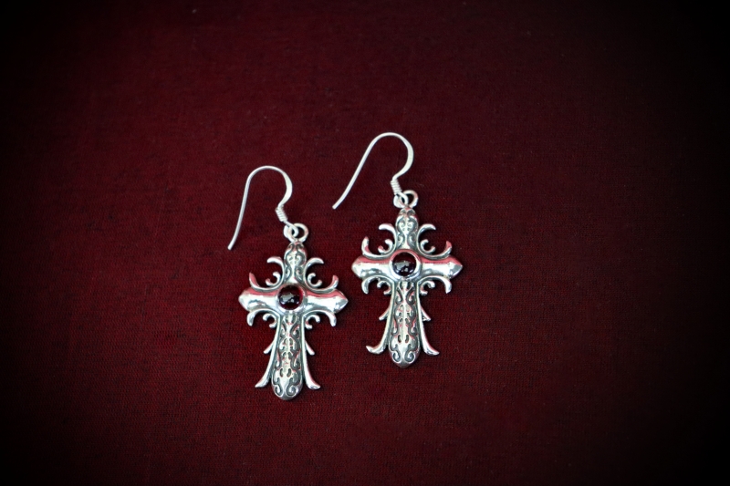 Jewellery_Earrings#09-S.Silver-Cross-Garnet-web (1)