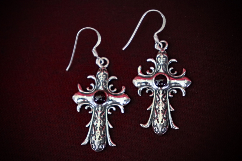 Jewellery_Earrings#09-S.Silver-Cross-Garnet-web (2)