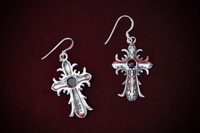 Jewellery_Earrings#09-S.Silver-Cross-Garnet-web (3)