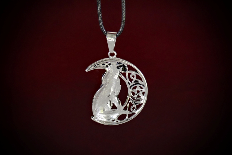 Jewellery_Necklace-S.Steel#08b-Wolf-Moon-LG-web (5)