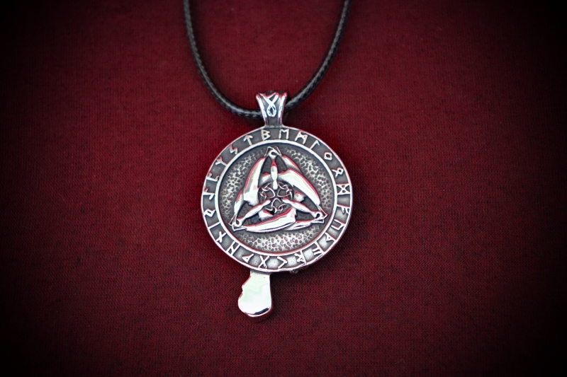 Jewellery_Necklace_Raven+Runes_S-Steel -web (12)