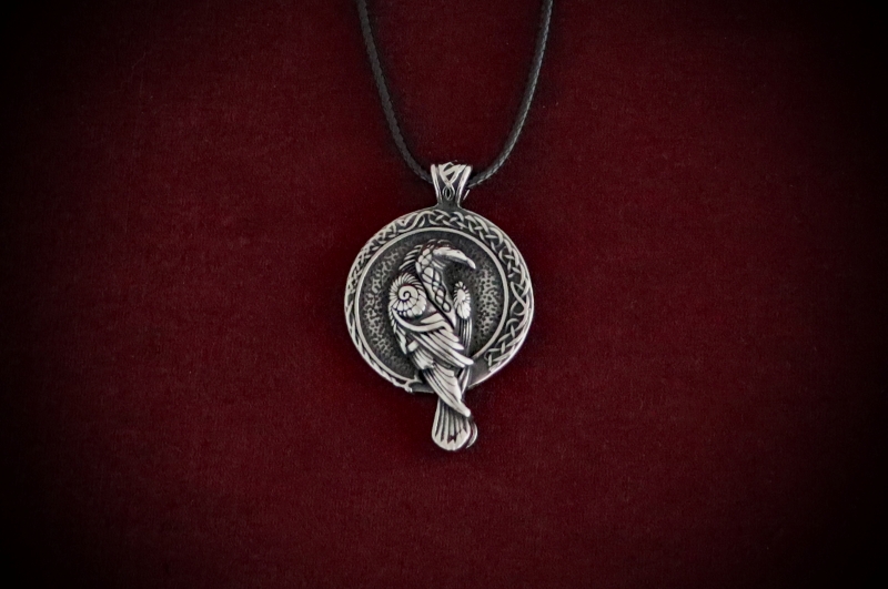 Jewellery_Necklace_Raven+Runes_S-Steel-web (1A)