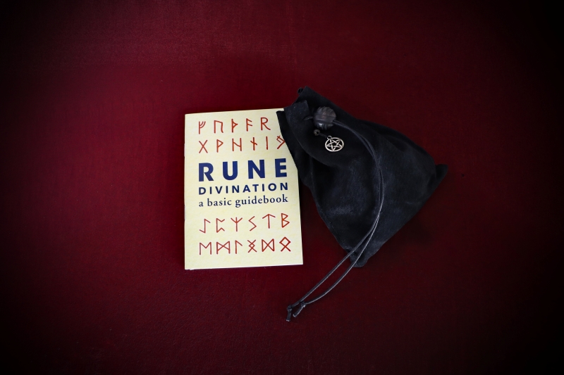 Divination_Runes-Ceramic+Suede-Pouch-web (3)