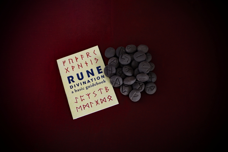 Divination_Runes-Ceramic+Suede-Pouch-web (4)