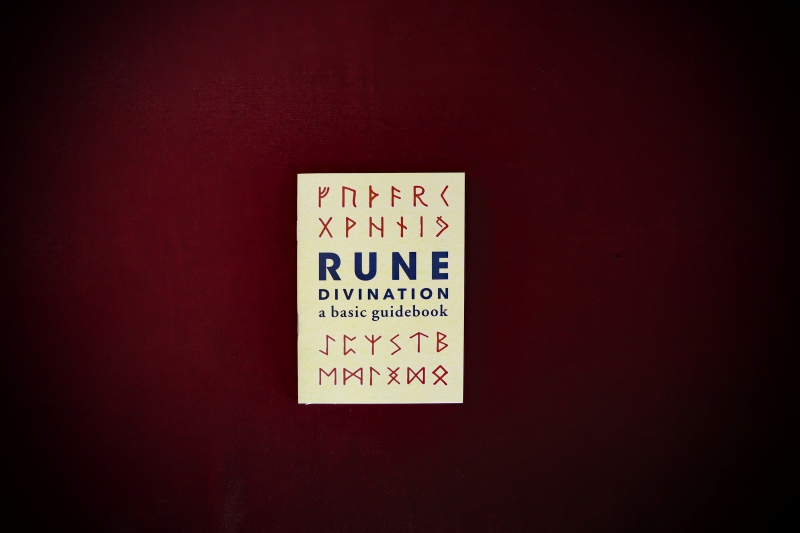 Divination_Runes-Ceramic+Suede-Pouch-web (6)