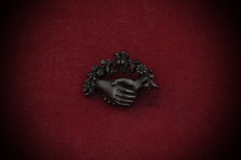 Jewellery_Mourning-Brooch#01-Irish-Bog-Oak-Hands-Clasp-web (1)