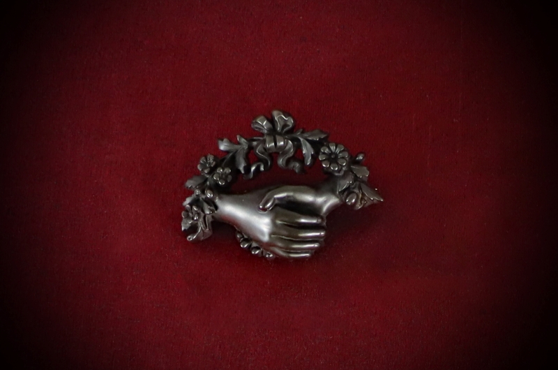 Jewellery_Mourning-Brooch#01-Irish-Bog-Oak-Hands-Clasp-web (1b)