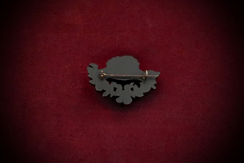 Jewellery_Mourning-Brooch#01-Irish-Bog-Oak-Hands-Clasp-web (2)