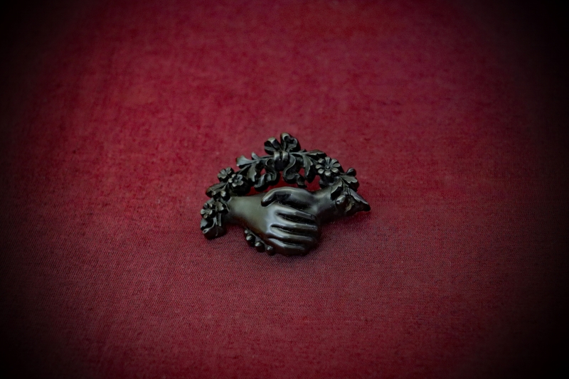 Jewellery_Mourning-Brooch#01-Irish-Bog-Oak-Hands-Clasp-web (5)