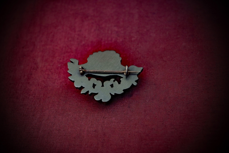 Jewellery_Mourning-Brooch#01-Irish-Bog-Oak-Hands-Clasp-web (6)