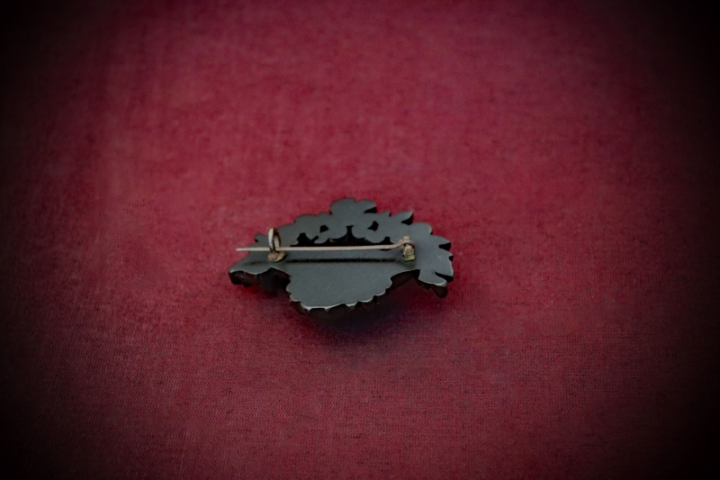 Jewellery_Mourning-Brooch#01-Irish-Bog-Oak-Hands-Clasp-web (7)