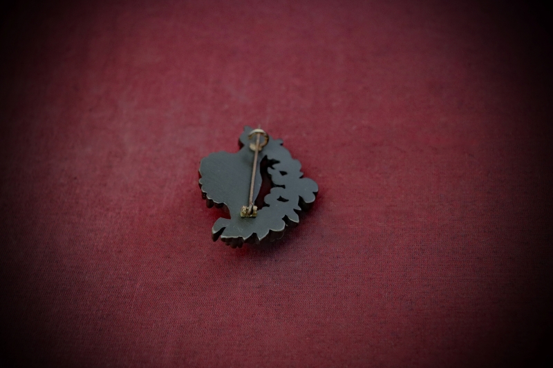 Jewellery_Mourning-Brooch#01-Irish-Bog-Oak-Hands-Clasp-web (8)