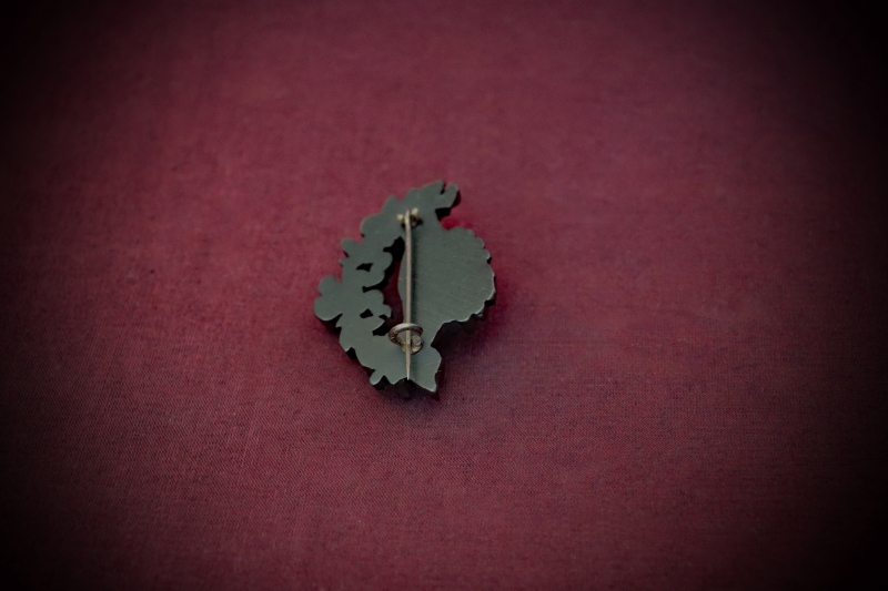 Jewellery_Mourning-Brooch#01-Irish-Bog-Oak-Hands-Clasp-web (9)