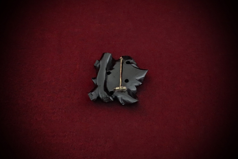 Jewellery_Mourning-Brooch#05-Jet-Whitby-Leaf-Sq-web (4)