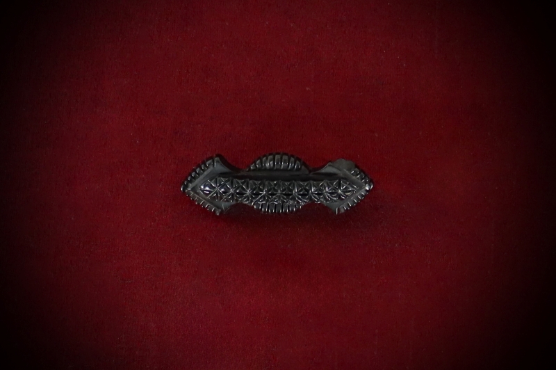 Jewellery_Mourning-Brooch#07-Jet-Whitby-Rectangle-w-Crosses-web (1b)