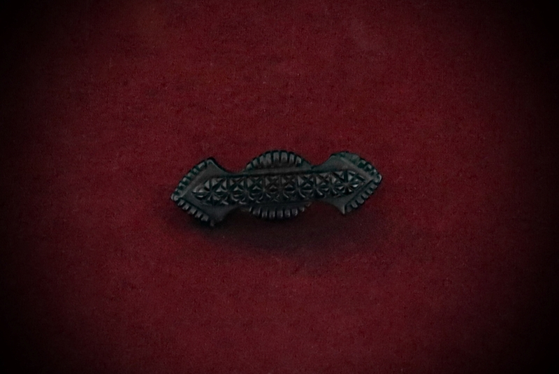 Jewellery_Mourning-Brooch#07-Jet-Whitby-Rectangle-w-Crosses-web (2)