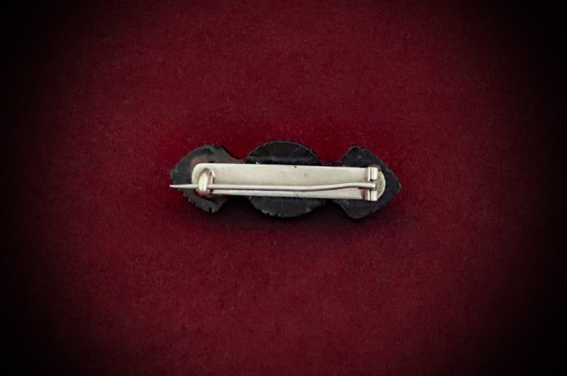 Jewellery_Mourning-Brooch#07-Jet-Whitby-Rectangle-w-Crosses-web (3)-
