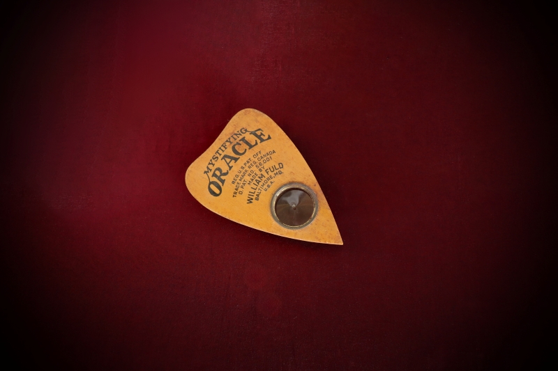 Curio_Ouija-Planchette-Mystifying-Oracle-web (1)