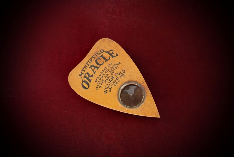 Curio_Ouija-Planchette-Mystifying-Oracle-web (2)