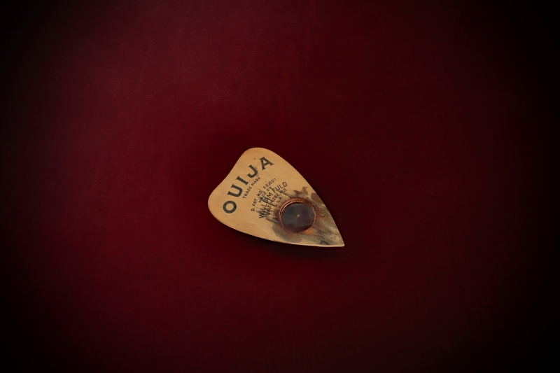 Curio_Ouija-Planchette-W-Fuld-web (1)