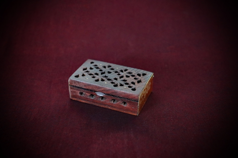 Dark Amber Rock Perfume - Image 2