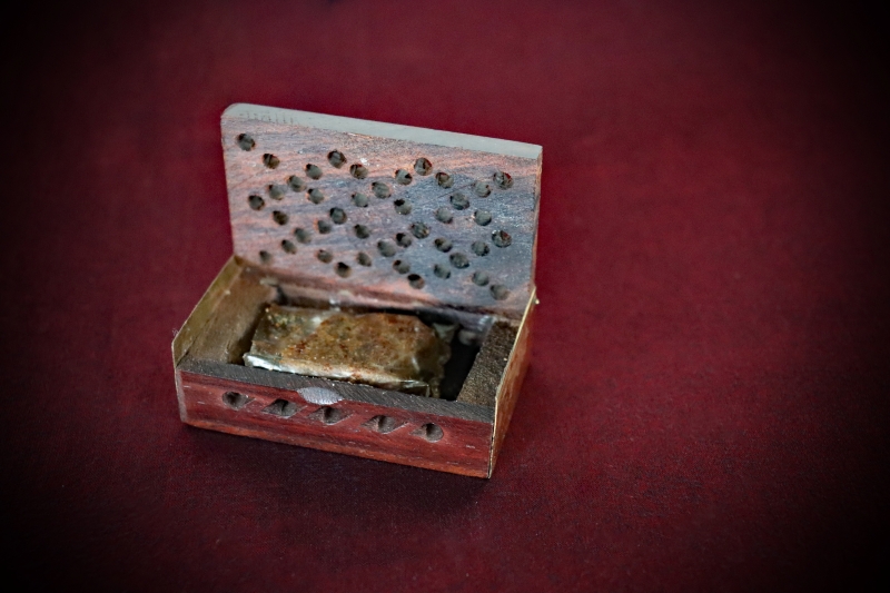 Dark Amber Rock Perfume - Image 3
