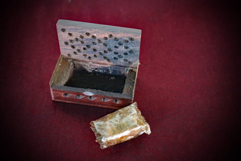 Dark Amber Rock Perfume - Image 4